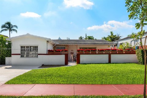 House in Miami Beach, Florida 3 bedrooms, 183.85 sq.m. № 1895389 - photo 6