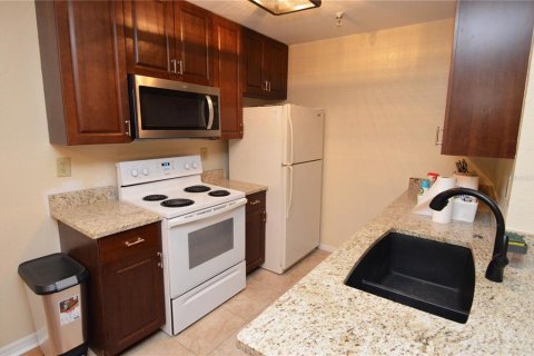Condo in Saint Petersburg, Florida, 1 bedroom  № 1733123 - photo 6