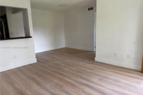 Condo in Hialeah, Florida, 2 bedrooms  № 2086939 - photo 2