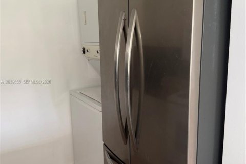 Condo in Hialeah, Florida, 2 bedrooms  № 2086939 - photo 9