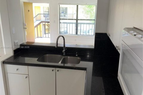 Condo in Hialeah, Florida, 2 bedrooms  № 2086939 - photo 8