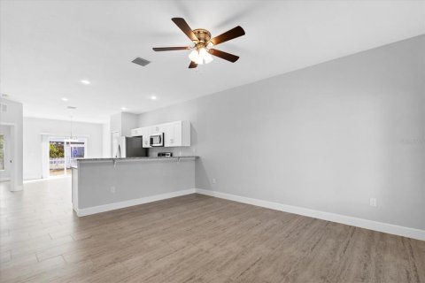 Appartement à louer à Kissimmee, Floride: 3 chambres, 121.14 m2 № 2233625 - photo 2