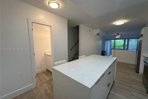 Copropriété à louer à Miami, Floride: 2 chambres, 125.42 m2 № 2047365 - photo 3
