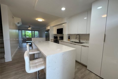 Copropriété à louer à Miami, Floride: 2 chambres, 125.42 m2 № 2047365 - photo 4