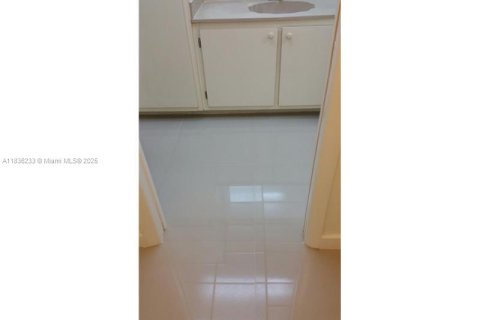 Copropriété à louer à Miami, Floride: 1 chambre, 65.5 m2 № 1940341 - photo 12