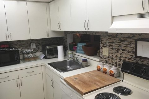 Copropriété à louer à Miami, Floride: 1 chambre, 65.5 m2 № 1940341 - photo 1