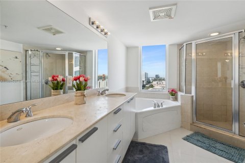 Copropriété à louer à Sunny Isles Beach, Floride: 2 chambres, 132.2 m2 № 2154448 - photo 13