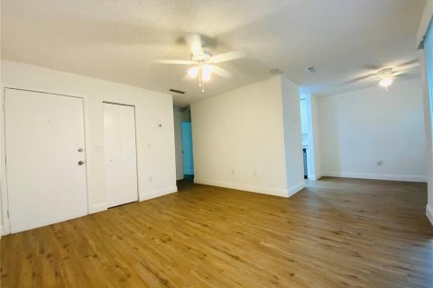 Condo in Tampa, Florida, 1 bedroom  № 2223125 - photo 2