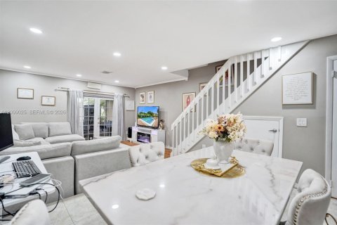 Townhouse in Tamarac, Florida 2 bedrooms, 110 sq.m. № 2395423 - photo 10