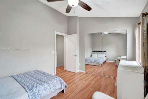 Townhouse in Tamarac, Florida 2 bedrooms, 110 sq.m. № 2395423 - photo 15