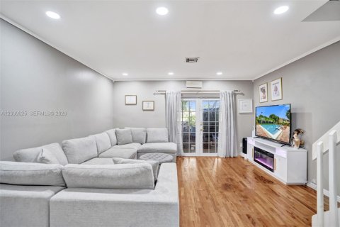 Townhouse in Tamarac, Florida 2 bedrooms, 110 sq.m. № 2395423 - photo 13