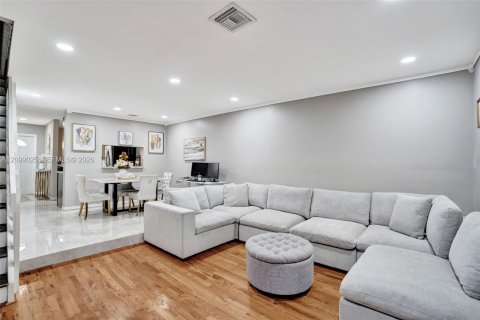 Townhouse in Tamarac, Florida 2 bedrooms, 110 sq.m. № 2395423 - photo 12