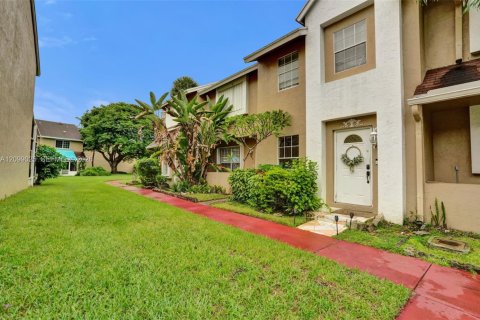Townhouse in Tamarac, Florida 2 bedrooms, 110 sq.m. № 2395423 - photo 25