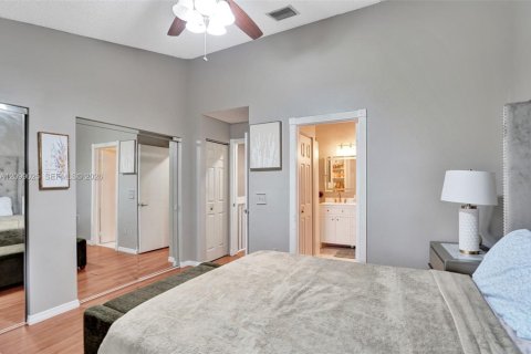 Townhouse in Tamarac, Florida 2 bedrooms, 110 sq.m. № 2395423 - photo 19