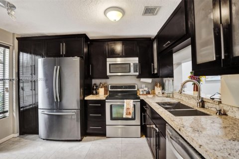 Townhouse in Tamarac, Florida 2 bedrooms, 110 sq.m. № 2395423 - photo 4