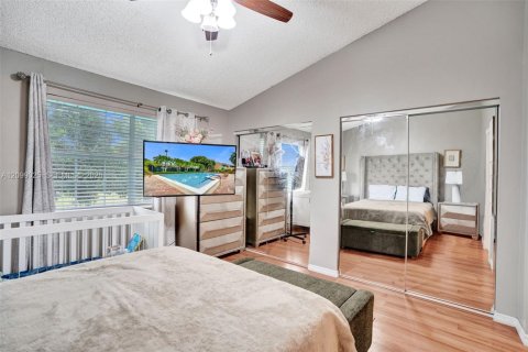 Townhouse in Tamarac, Florida 2 bedrooms, 110 sq.m. № 2395423 - photo 18