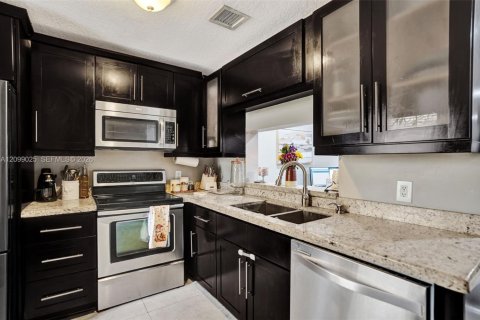 Townhouse in Tamarac, Florida 2 bedrooms, 110 sq.m. № 2395423 - photo 5