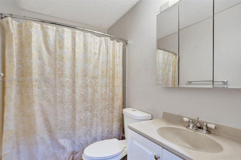 Townhouse in Tamarac, Florida 2 bedrooms, 110 sq.m. № 2395423 - photo 16