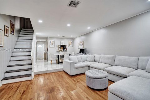Townhouse in Tamarac, Florida 2 bedrooms, 110 sq.m. № 2395423