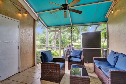 Townhouse in Tamarac, Florida 2 bedrooms, 110 sq.m. № 2395423 - photo 26