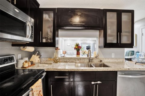 Townhouse in Tamarac, Florida 2 bedrooms, 110 sq.m. № 2395423 - photo 7