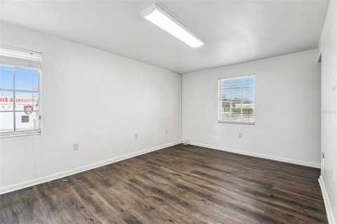Снять в аренду коммерческую недвижимость в Брэндон, Флорида № 2111246 - фото 9