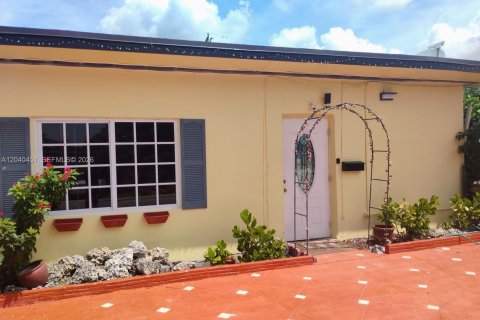 Immobilier commercial à Miami, Floride 163.69 m2 № 2169069