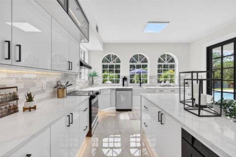 House in Plantation, Florida 6 bedrooms, 365.11 sq.m. № 2244009 - photo 25