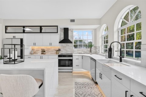House in Plantation, Florida 6 bedrooms, 365.11 sq.m. № 2244009 - photo 23