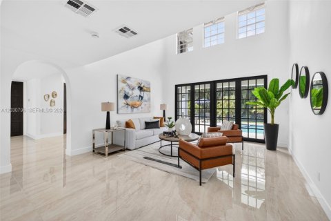 House in Plantation, Florida 6 bedrooms, 365.11 sq.m. № 2244009 - photo 10