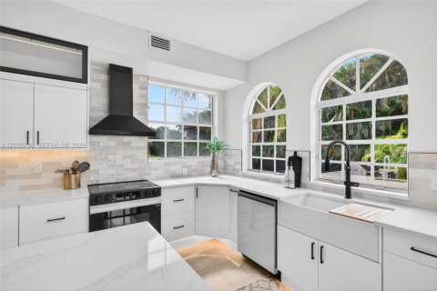 House in Plantation, Florida 6 bedrooms, 365.11 sq.m. № 2244009 - photo 27