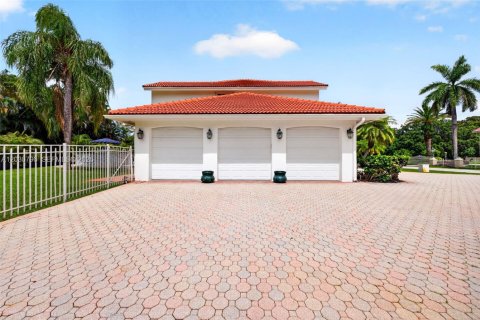 House in Plantation, Florida 6 bedrooms, 365.11 sq.m. № 2244009 - photo 4