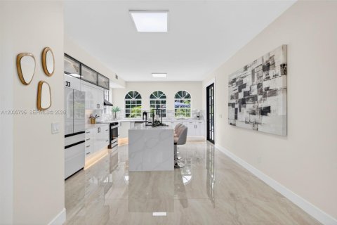 House in Plantation, Florida 6 bedrooms, 365.11 sq.m. № 2244009 - photo 20
