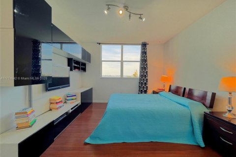Condo in North Bay Village, Florida, 2 bedrooms  № 1693526 - photo 14
