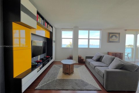 Condo in North Bay Village, Florida, 2 bedrooms  № 1693526 - photo 5