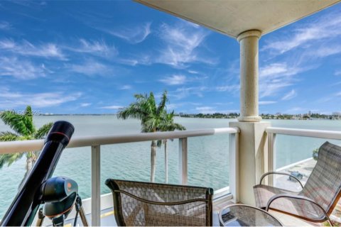 Condo in North Bay Village, Florida, 2 bedrooms  № 1693526 - photo 9