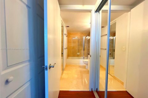 Condo in North Bay Village, Florida, 2 bedrooms  № 1693526 - photo 17