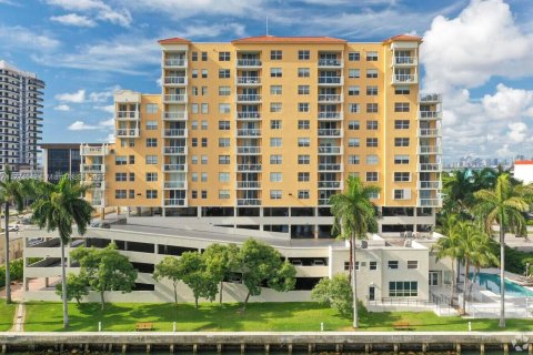 Condo in North Bay Village, Florida, 2 bedrooms  № 1693526 - photo 2
