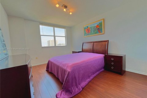Condo in North Bay Village, Florida, 2 bedrooms  № 1693526 - photo 20