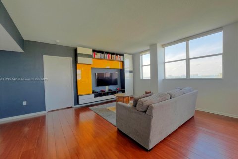 Condo in North Bay Village, Florida, 2 bedrooms  № 1693526 - photo 4