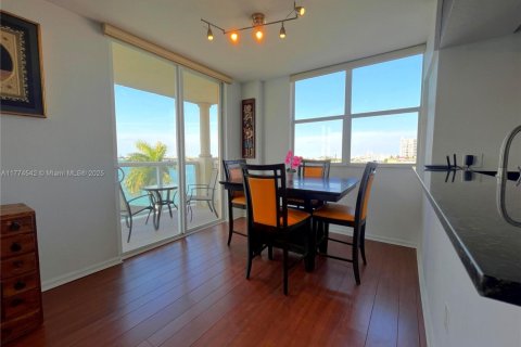 Condo in North Bay Village, Florida, 2 bedrooms  № 1693526 - photo 10