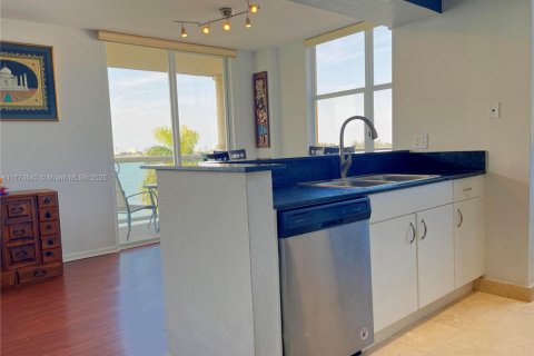 Condo in North Bay Village, Florida, 2 bedrooms  № 1693526 - photo 12