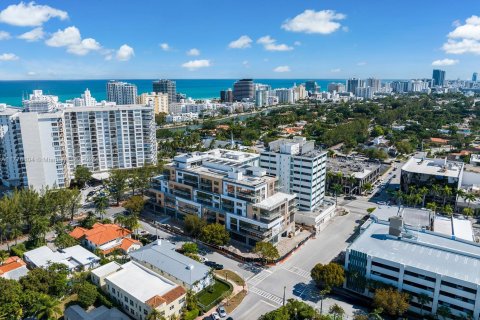Condo in Miami Beach, Florida, 2 bedrooms  № 1701246 - photo 17