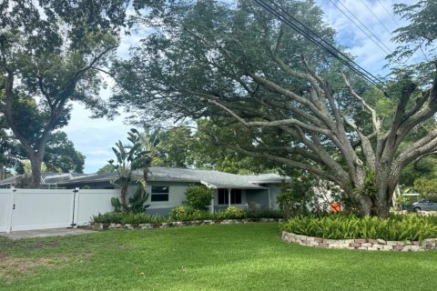 House in Seminole, Florida 3 bedrooms, 199.93 sq.m. № 2207632