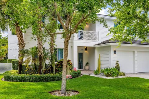 House in South Miami, Florida 5 bedrooms, 346.15 sq.m. № 2064238 - photo 24