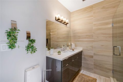 House in South Miami, Florida 5 bedrooms, 346.15 sq.m. № 2064238 - photo 21