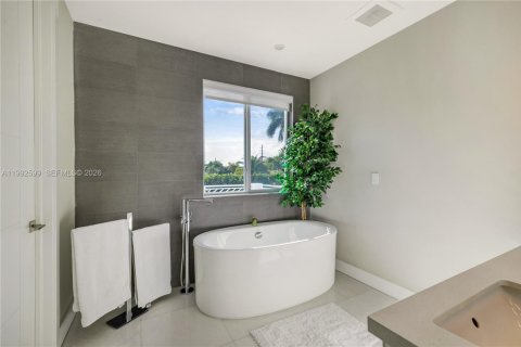 House in South Miami, Florida 5 bedrooms, 346.15 sq.m. № 2064238 - photo 10