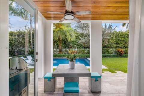 House in South Miami, Florida 5 bedrooms, 346.15 sq.m. № 2064238 - photo 2