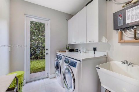 House in South Miami, Florida 5 bedrooms, 346.15 sq.m. № 2064238 - photo 23