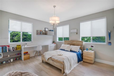 House in South Miami, Florida 5 bedrooms, 346.15 sq.m. № 2064238 - photo 15